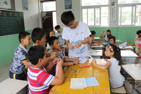 支教队成员与小学生在一起 支教队成员与小学生在一起
