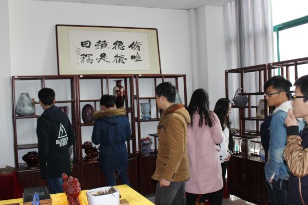 学生仔细了解博物馆藏品 学生仔细了解博物馆藏品