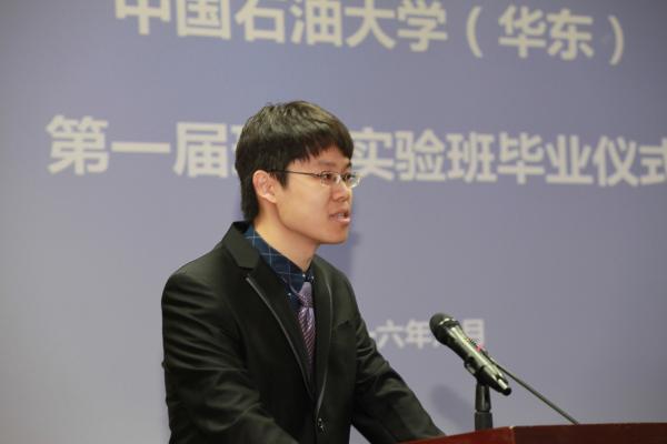 毕业生代表发言 点击查看原图