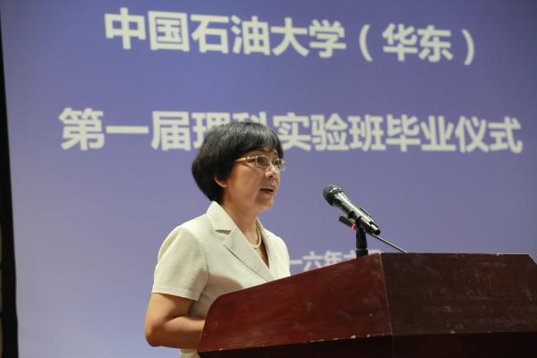 校长山红红讲话 点击查看原图